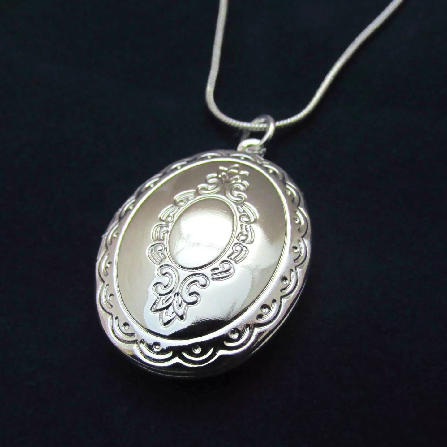 Sterling Silver 925 Photo Locket Necklace and Pendant Australia Front View 